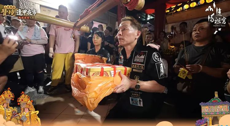逢甲夜市激旨燒鳥業者曾建榮，向媽祖虔誠膜拜。翻攝山邊媽祖直播