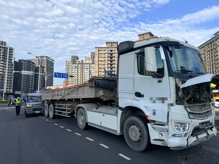 曳引車後方也有小貨車追撞。翻攝畫面