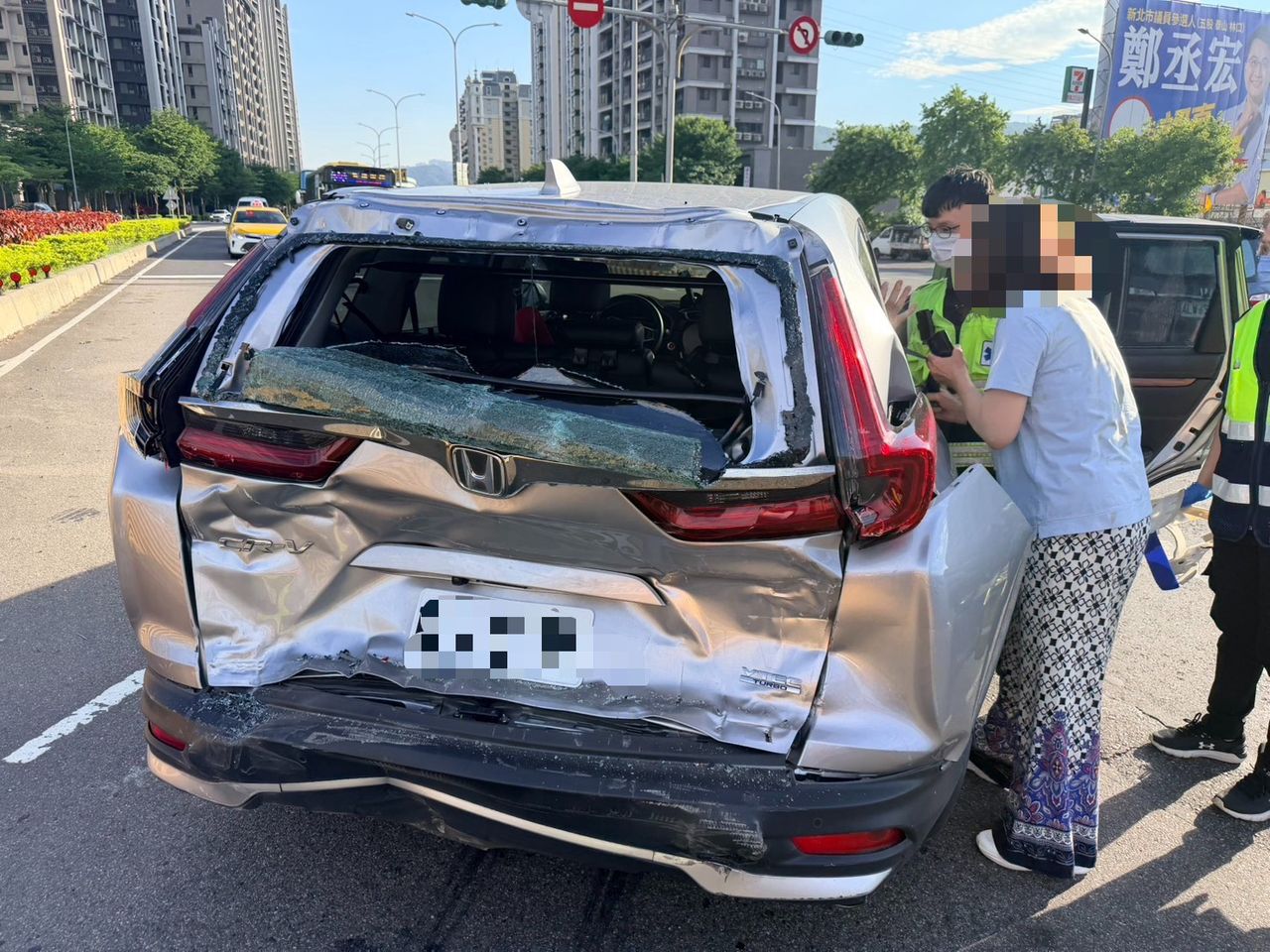 五股3車連環撞影像曝光 曳引車強力衝撞2人送醫