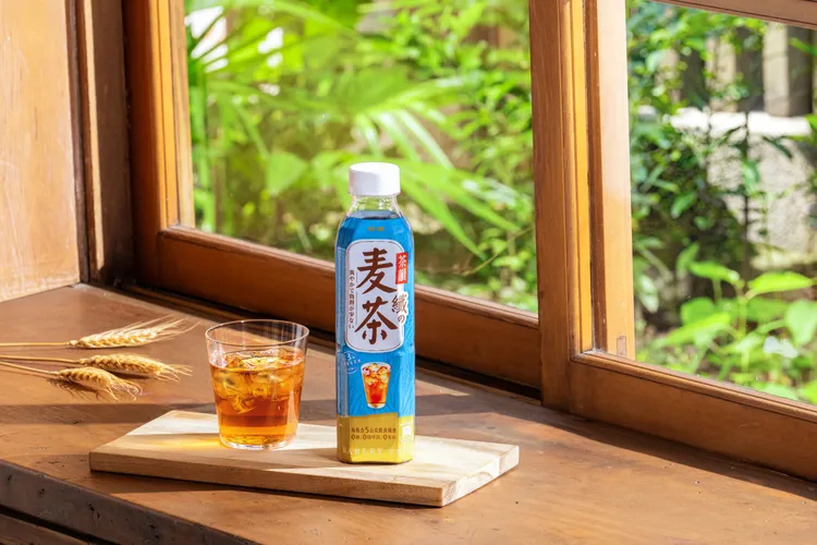 「纖麥茶」包裝以日系極簡風格設計，強調日常陪伴感。業者提供