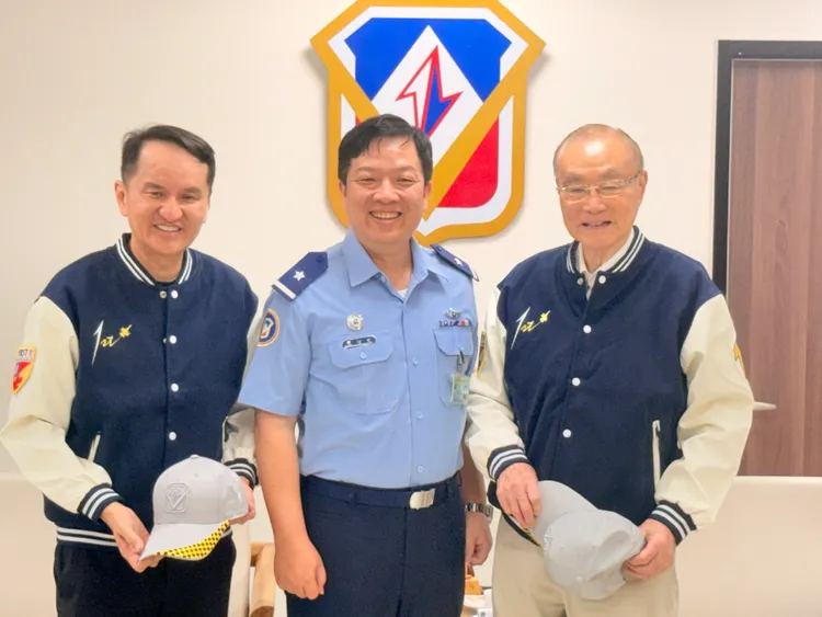 第一戰術聯隊長廖伯文少將回贈常如山、馮世寬飛行夾克、紀念帽。莊曜聰攝