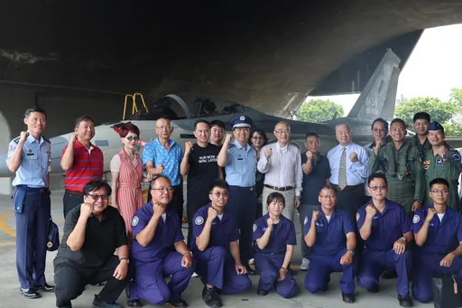 愛爾麗端節敬軍列車出發！首站第一戰術聯隊　常如山、馮世寬「鳳還巢」超親切