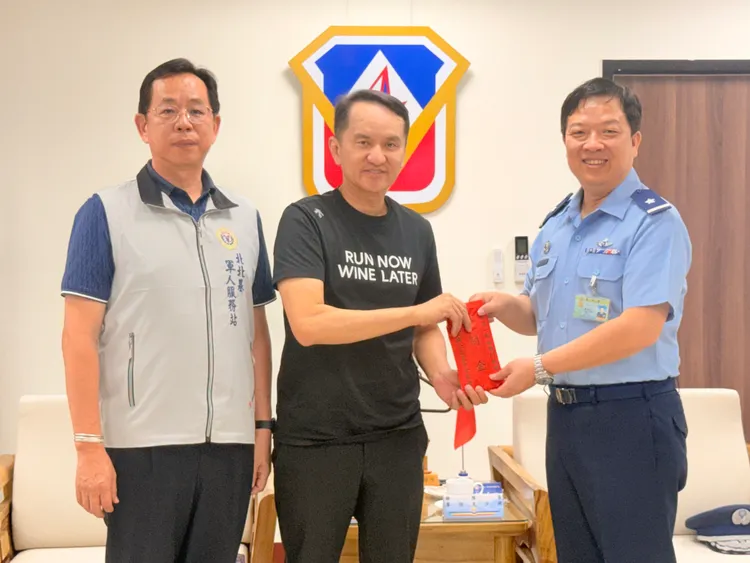 愛爾麗永續公益基金會董事長常如山、北北基軍人服務站站長吳遠里致贈加菜金。莊曜聰攝