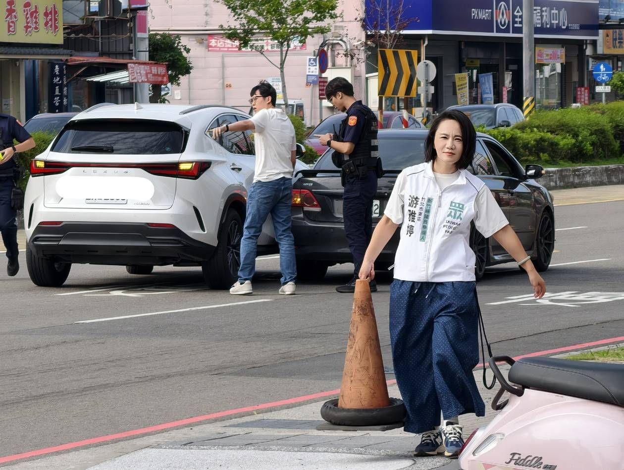 搶攻竹北科技城家長票!邱臣遠領軍站路口拜票 意外協助化解車禍回堵