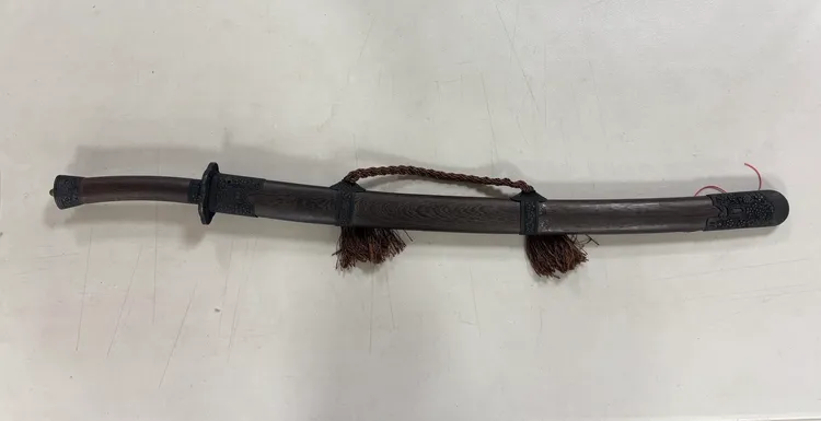 阮男寄放武士刀被拒絕，在小吃店鬧事，踹破玻璃門、櫥櫃搞到自己濺血。民眾提供