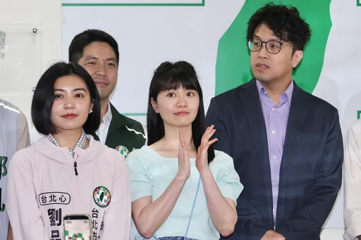 高嘉瑜、沈伯洋合體直播　他嚇一跳：港湖女神真的很懂「誇讚」