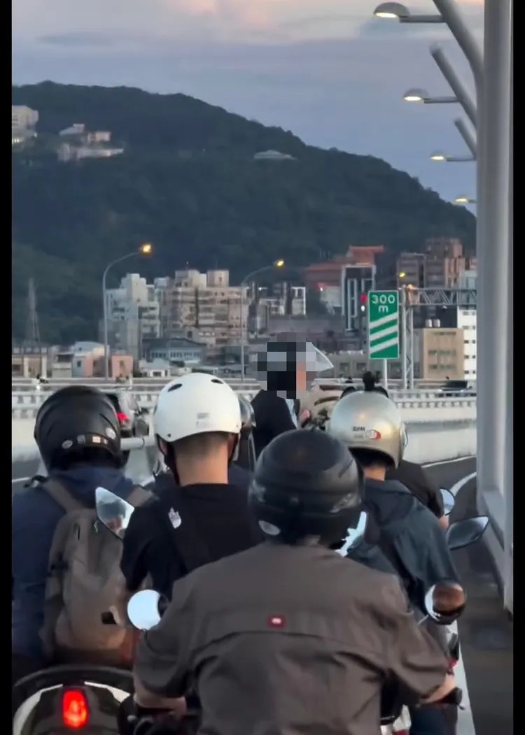 騎士在引道上發生爭執。翻攝畫面