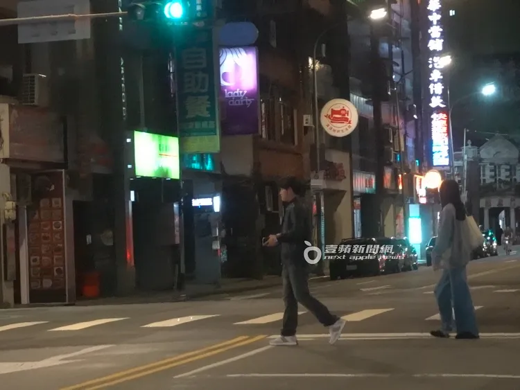 蕭淑慎和梁軒安無視交通規則，一起闖紅燈過馬路。特勤中心攝