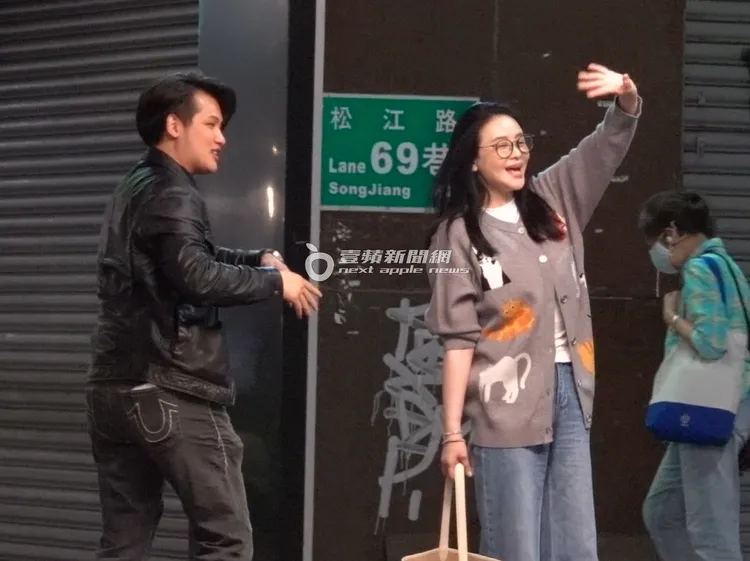 蕭淑慎（右）熱情地向店員揮手道別。特勤中心攝