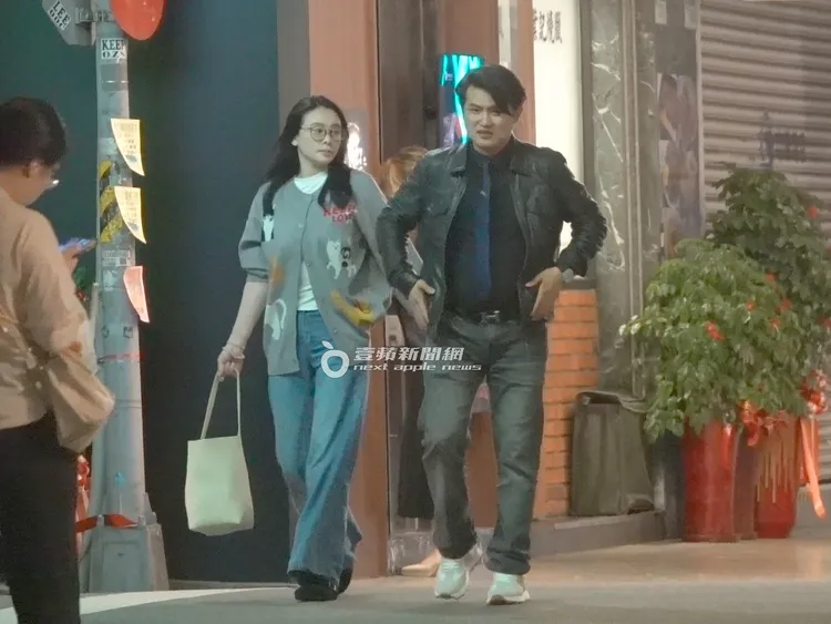 蕭淑慎（左）與梁軒安吃飽喝足後悠閒散步。特勤中心攝