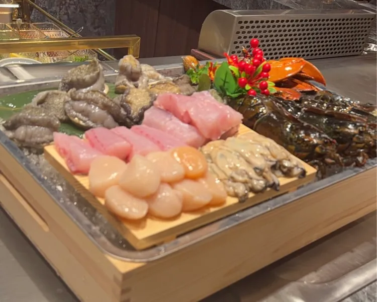 蕭淑慎與梁軒安享用每人要價7880元的極上VIP師傅客製海鮮套餐，食材高級新鮮。翻攝梁軒安臉書