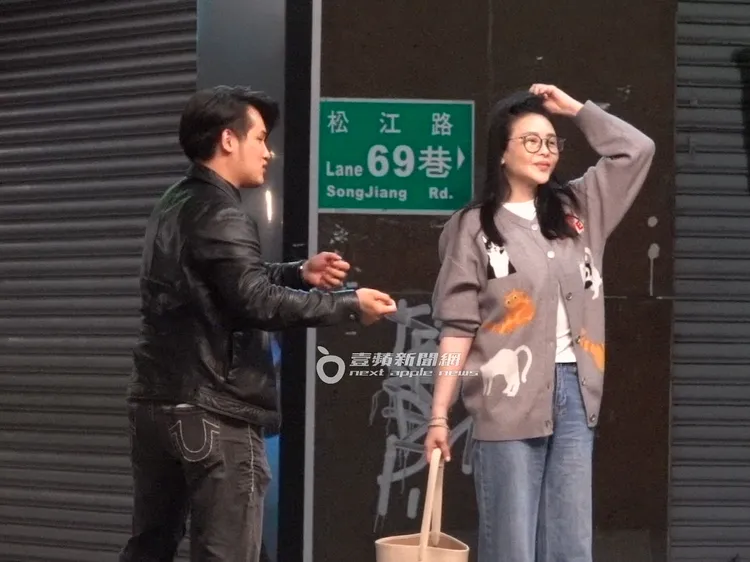 3小時餐畢後，蕭淑慎（右）與老公梁軒安愉快地步出餐廳。特勤中心攝
