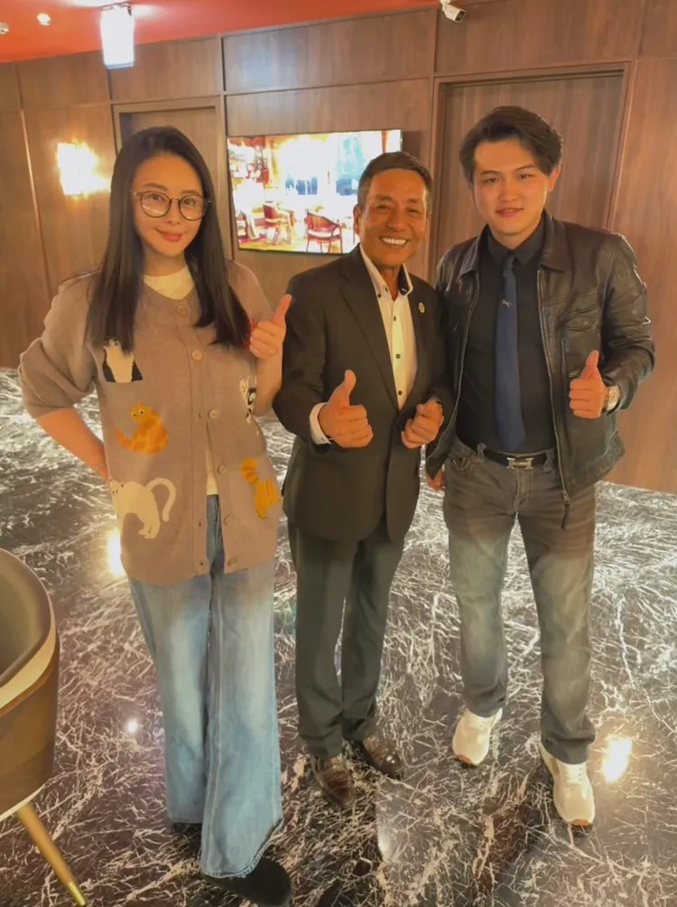 蕭淑慎（左）、梁軒安（右）和吳政男董事長合影。翻攝梁軒安臉書