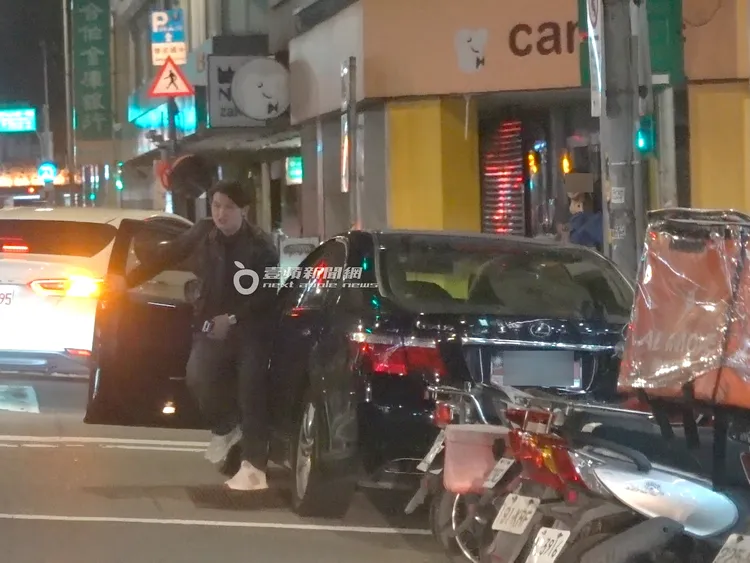 梁軒安將車違停在紅線及機車等候區，跟老婆下車。特勤中心攝