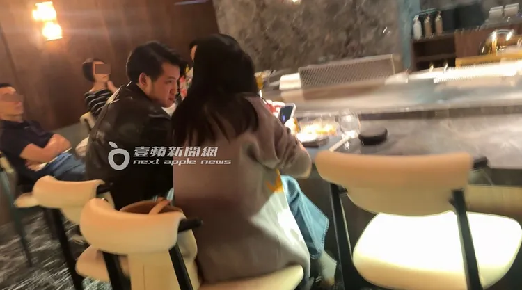 蕭淑慎與梁軒安在「男鐵板燒」品嘗每人要價7880元的極上VIP師傅客製海鮮套餐。特勤中心攝
