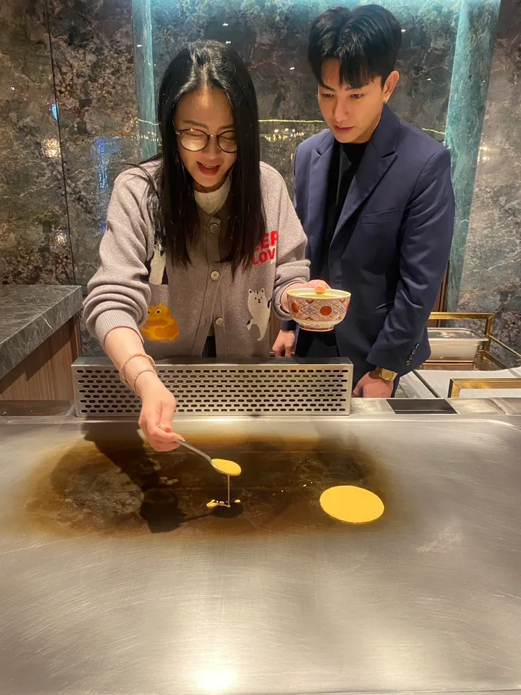 吳政男兒子吳亞璟（右）在「男鐵板燒」教蕭淑慎做料理。翻攝梁軒安臉書
