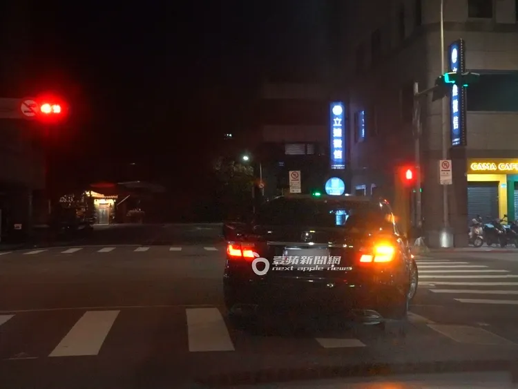 梁軒安開著Lexus LS 460闖紅燈違規右轉。特勤中心攝