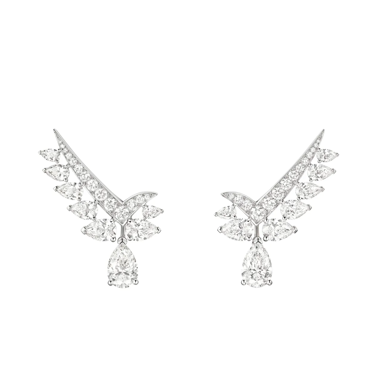 CHAUMET Joséphine Valse Impériale 18K白金耳環，鑲嵌2顆各約重1克拉以上的梨形鑽石，以及多顆梨形和明亮式切割鑽石。品牌提供