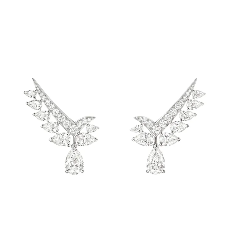 CHAUMET Joséphine Valse Impériale 18K白金耳環，鑲嵌2顆各約重1克拉以上的梨形鑽石，以及多顆梨形和明亮式切割鑽石。品牌提供