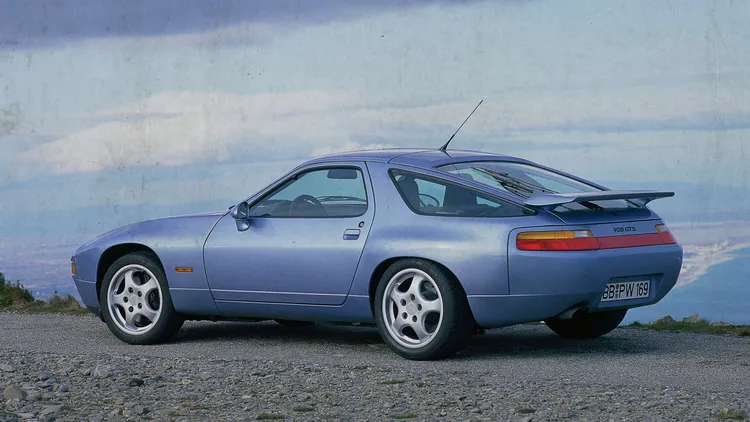 Porsche 928曾被視為911接班人，不僅採用水冷V8引擎，更是至今唯一獲得歐洲年度風雲車的Porsche車款。原廠照片
