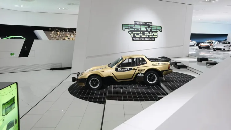 特展現場除了量產車外，也同步展出924 GTP Le Mans賽車等經典作品，重新呈現Porsche Transaxle世代的賽道歷史與80年代文化氛圍。原廠照片