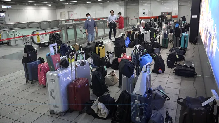 高雄捷運R16左營站閘門內付費區設置人工行李寄放區。翻攝畫面
