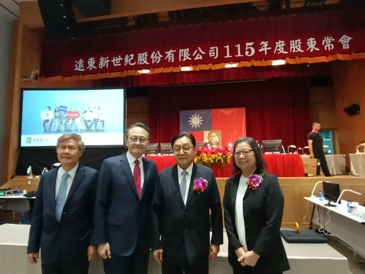 遠東新今召開股東會，董事長徐旭東請假，由副董事長席家宜(右二)主持並於股東會後受訪。許麗珍攝