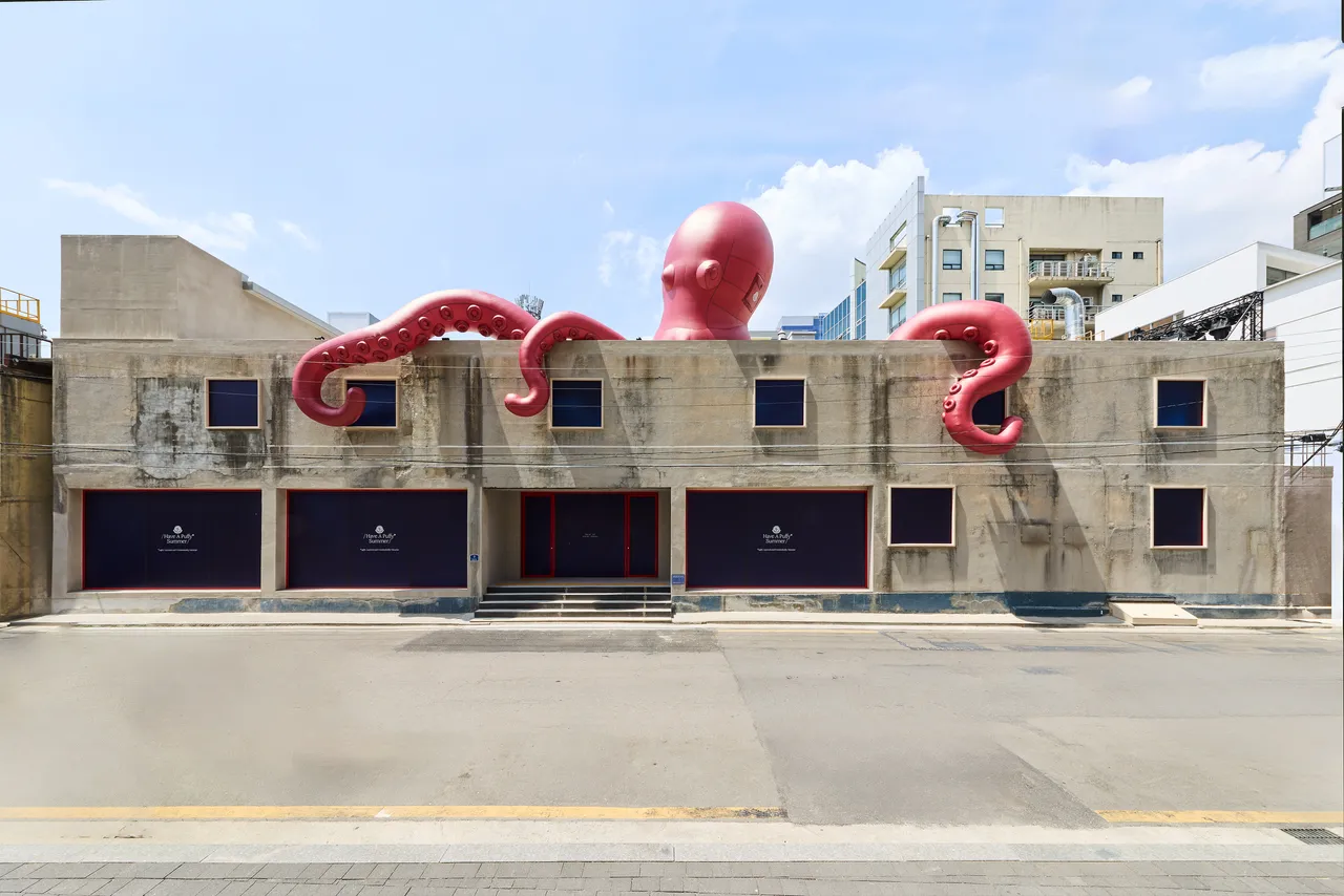 Moncler聖水洞快閃店店門外盤踞1隻吸睛的巨型充氣八爪魚。品牌提供