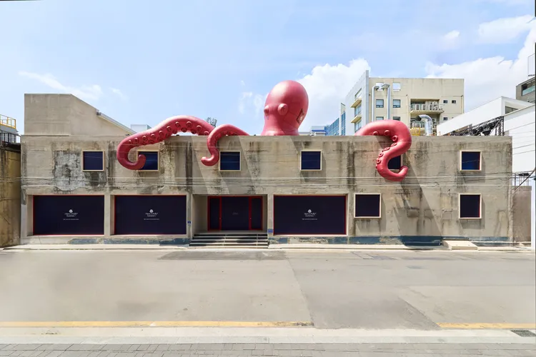 Moncler聖水洞快閃店店門外盤踞1隻吸睛的巨型充氣八爪魚。品牌提供