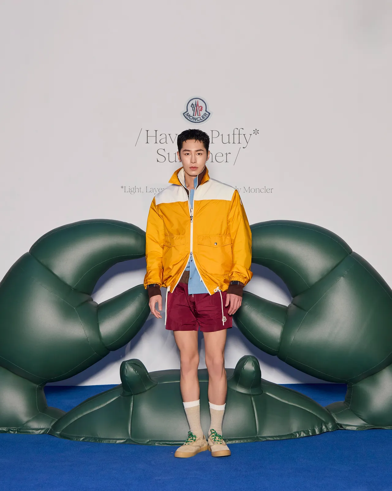 李宰旭以黃色運動外套搭配酒紅色三分短褲。品牌提供