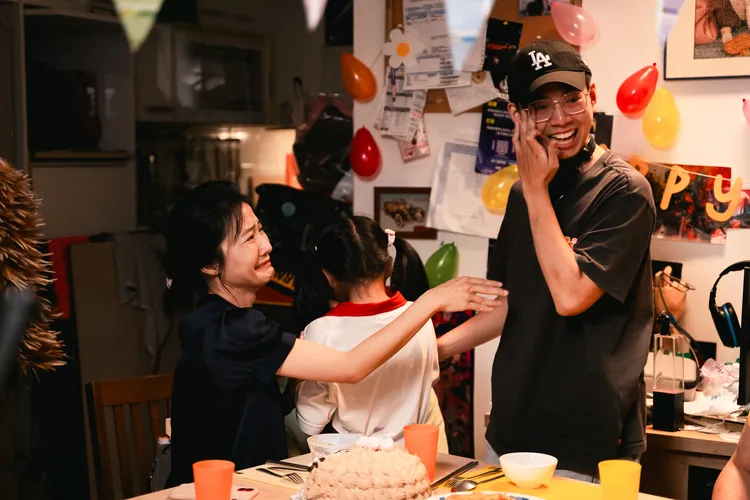 陳婉婷（左）與連澄（中）分飾主角「小房」母女，演出表現讓導演楊宗樺（右）感動落淚。公視提供