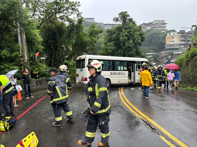 現場有8人受到輕傷已送醫。翻攝畫面