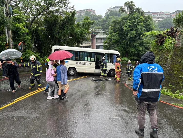 消防人員救治社區巴士乘客。翻攝畫面