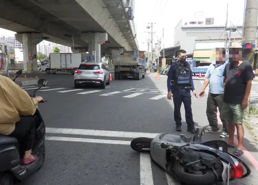 高雄砂石車搶快闖紅燈險殺人！　女騎士被撞「倒對邊」差點被輾