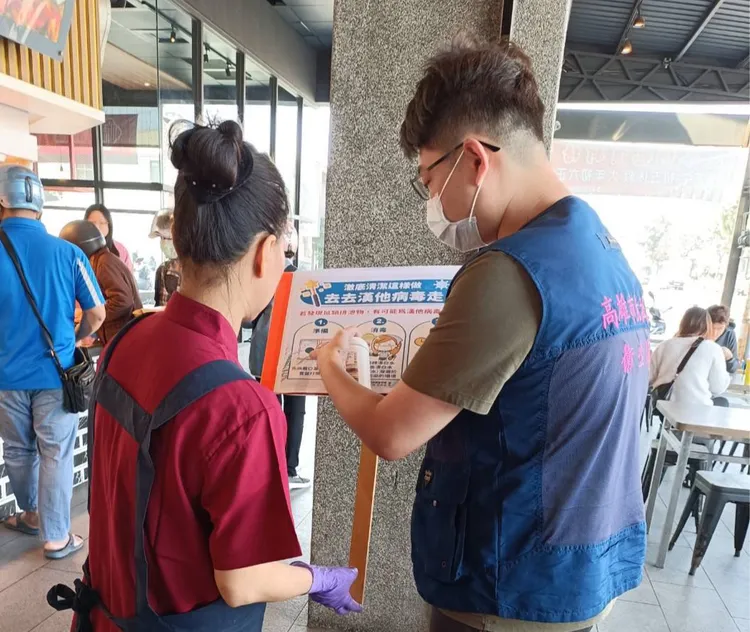 市府宣導餐飲業者防範漢他病毒正確消毒方式。翻攝畫面