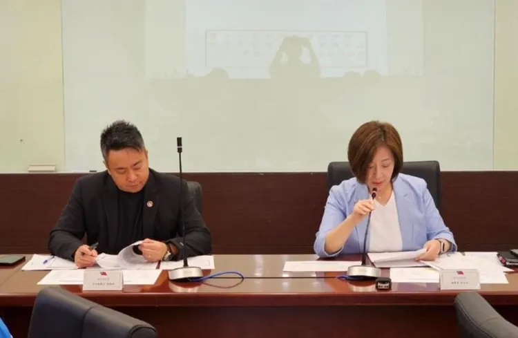 新竹地檢署檢察長柯宜汾(右)及主任檢察長黃振倫主持打詐預警會議。新竹地檢署提供