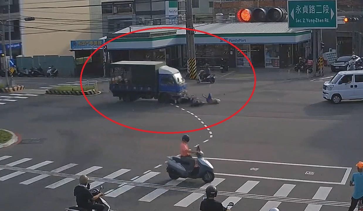 17歲女高中生騎微型二輪車載男同學 路口不待轉慘遭貨車追撞