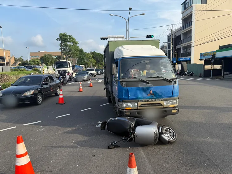 事故發生在苗栗縣竹南鎮永貞路與崁頂街口。民眾提供