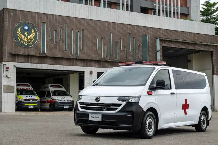 全新Kombi平頂救護車延續靈活車身與高空間機能優勢，更導入完整Level 2智慧駕駛輔助系統，提升第一線救護勤務安全性。業者提供