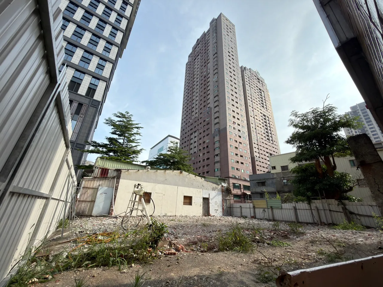 承億建設在誠億酒店旁購入土地，未來將興建地上12樓員工宿舍。葉家銘攝