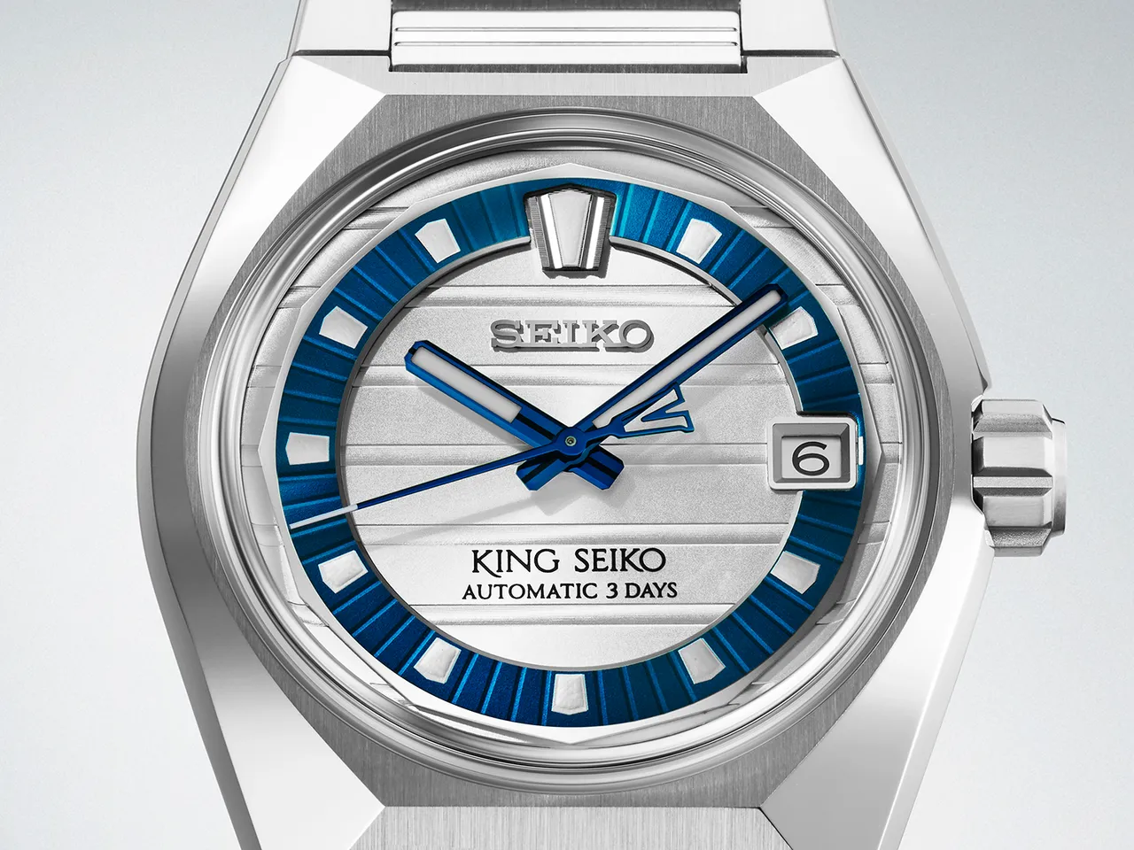 銀白色面盤中嵌入的環狀結構，成為King Seiko VANAC系列最具辨識度的標誌。品牌提供