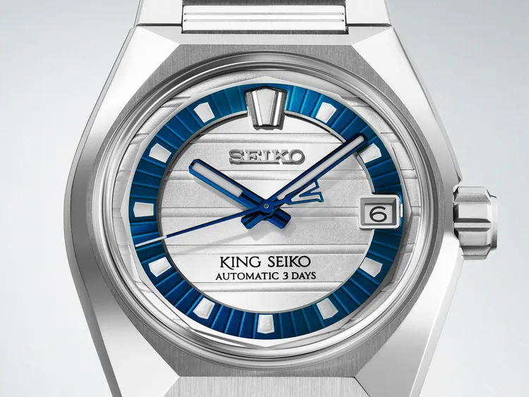 銀白色面盤中嵌入的環狀結構，成為King Seiko VANAC系列最具辨識度的標誌。品牌提供