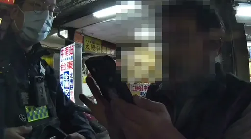 再演啊！公車站違停領包裹遇警盤查　「影帝級」通緝犯落網