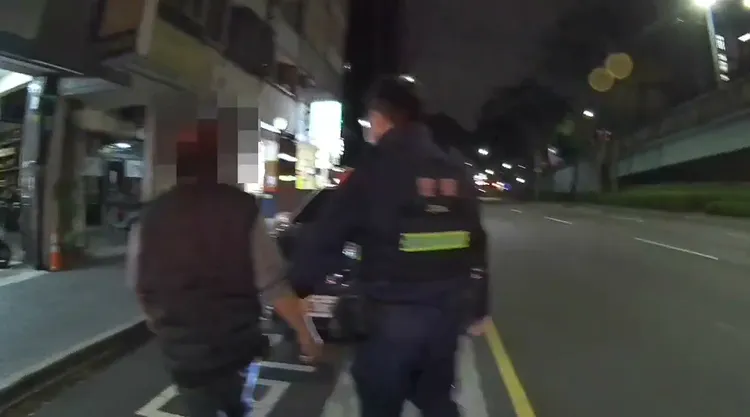 警方查出江男是通緝犯，當場將他帶回偵辦。民眾提供