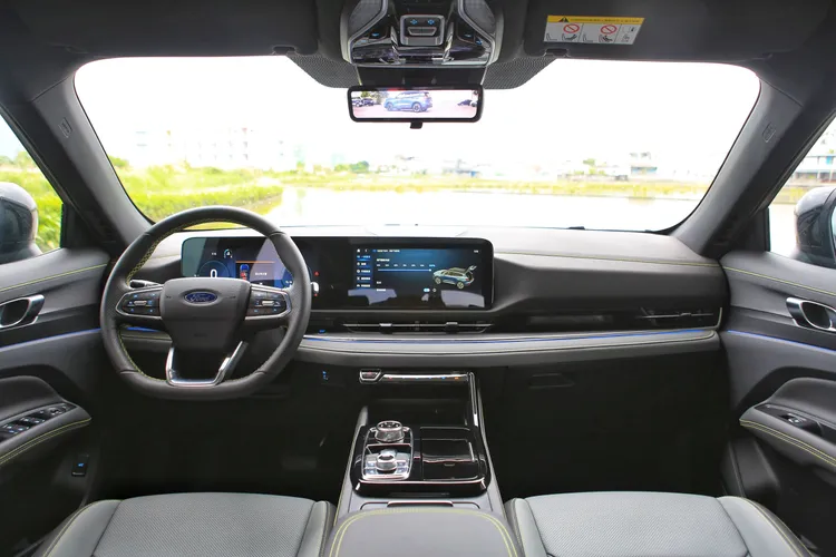 車內採雙12.3吋數位螢幕整合設計，支援手機連結與語音操作功能。林浩昇攝
