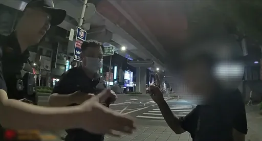 逛夜市撞見警巡邏太心虛！　毒品通緝犯自曝身分：不用查了我跟你們走