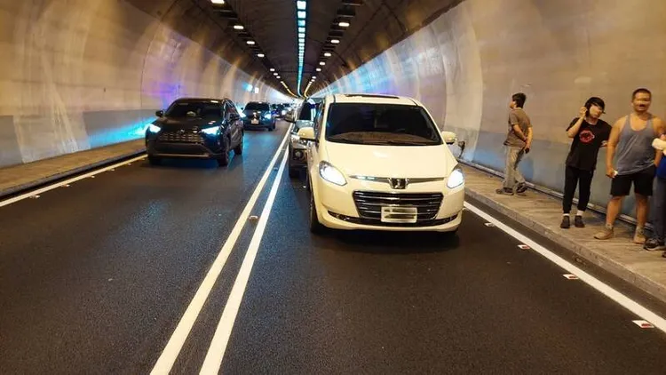 廖男酒駕上路追撞白色車輛。翻攝照片