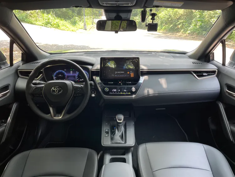 車室則延續Altis相同設計語彙，以古銅金飾板與縫線貫穿中控與座椅區域，強化視覺一致性。林浩昇攝