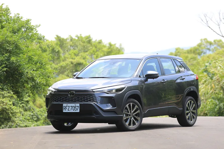Corolla Cross 60th外觀升級為18吋雙色鋁圈，整體姿態更具休旅張力。林浩昇攝