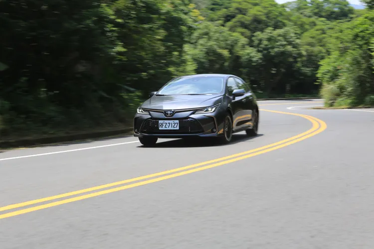 Corolla Altis延續一貫輕盈好上手的調性，轉向反應線性順暢，搭配偏舒適的懸吊設定，在市區與高速路段都能維持穩定且易於掌控的駕馭節奏。林浩昇攝
